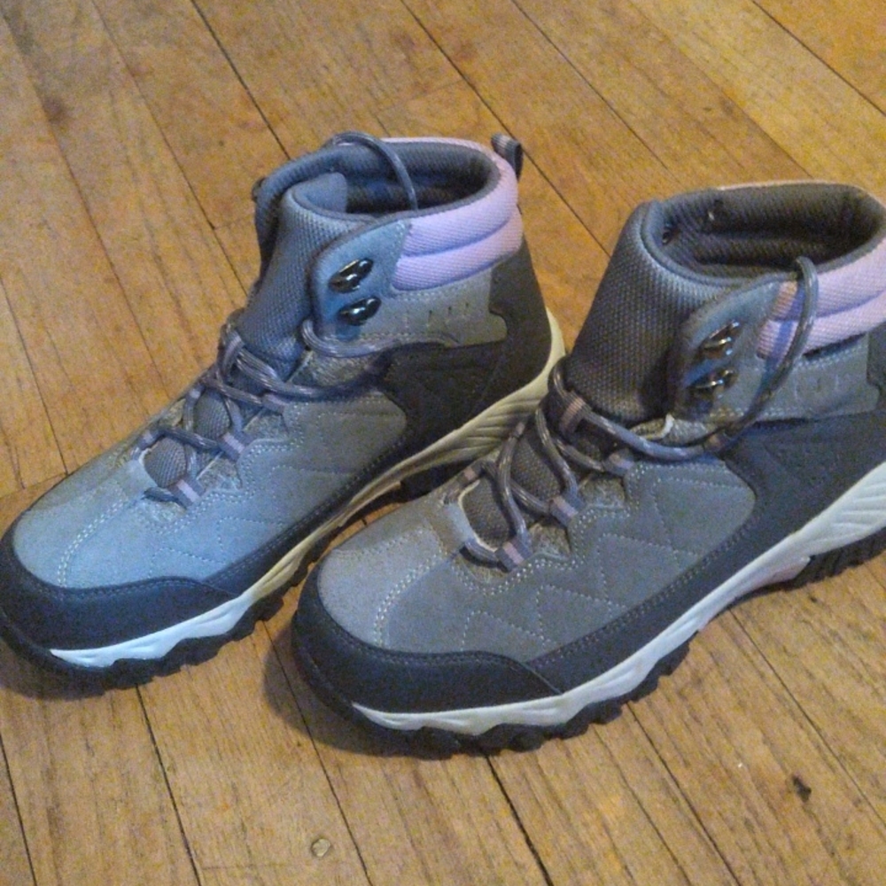 New hiking boots size 8